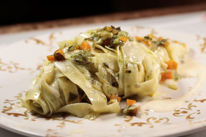 Tagliatelle Parisi con ragù di erbe di campo